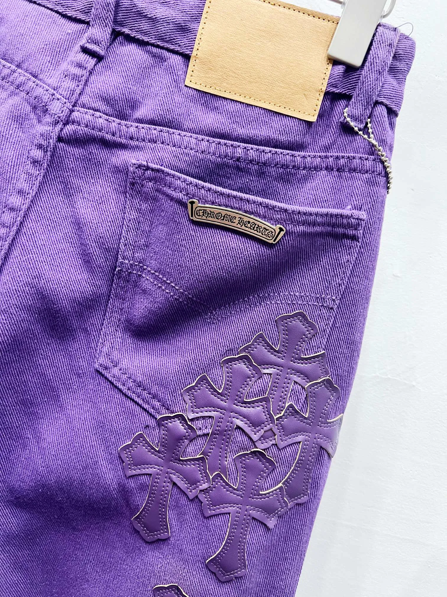P250 model number: Chrome Hearts CH Chrome’s latest purple patchwork leather jeans exude unruly personality and unique charm. Every wear and tear is carefully designed to present a unique artistic feel. Made of imported denim fabric, which has undergone heavy industrial washing and destruction treatment, the trousers show a super cool effect on the upper body, allowing you to dominate the fashion stage.  This is more than just a pair of jeans, it is an expression of attitude. With its unique design concept and ultimate pursuit of details, Croxin breaks traditional boundaries and defines the jeans trend in the new era. The trousers are made of double-layer woven fabric and matched with customized hardware, showing an incomparably beautiful and unique style, making every wearer the focus of fashion. Imported denim fabric, super heavy-duty washed and damaged, the upper body is super cool! Customized hardware, incomparably good-looking style. The production process is difficult. It has a high-street feel. Color: Purple Size: S M L XL